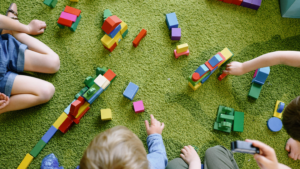 La importancia del juego en la infancia El juego es una parte esencial del desarrollo infantil. Diversos estudios han demostrado que, durante la infancia, el juego es clave para que los niños aprendan sobre su entorno, descubran sus propias capacidades y desarrollen habilidades fundamentales para la vida. A través del juego, los pequeños experimentan un crecimiento cognitivo, emocional y social. Jugar no es solo una actividad recreativa; es la manera en que los niños exploran el mundo y encuentran soluciones a los desafíos que enfrentan en su día a día. Beneficios del juego en el desarrollo infantil El juego impulsa el desarrollo integral de los niños de varias maneras: • Desarrollo cognitivo: Las actividades lúdicas ayudan a mejorar habilidades como la resolución de problemas, la memoria y el pensamiento crítico. • Desarrollo emocional: A través del juego, los niños aprenden a manejar sus emociones, a compartir y a enfrentarse a situaciones nuevas de manera positiva. • Desarrollo social: Al interactuar con otros niños y adultos durante el juego, los pequeños adquieren habilidades sociales, como la empatía, la cooperación y el respeto por las reglas. ¿Qué juegos son adecuados para la edad de mi hijo/a? Elegir el juego adecuado no solo depende de la edad, sino también de los intereses y el ritmo de desarrollo de cada niño. Por ejemplo, para los más pequeños (0-3 años), los juegos sensoriales y de exploración son ideales, ya que fomentan el descubrimiento del mundo a través de los sentidos. A partir de los 4 años, los juegos de construcción, de rol y de imitación ganan protagonismo, ayudando a desarrollar la creatividad y la comprensión de las dinámicas sociales. Es importante recordar que no todos los niños siguen el mismo patrón de desarrollo. Observar y escuchar las señales que envían es clave para elegir los juegos que mejor se adapten a su momento evolutivo. ¿Cómo identificar las necesidades de tu hijo/a? Cada niño es único, y no hay una fórmula única para determinar qué tipo de actividades son las mejores. Sin embargo, existen algunas pautas que pueden ayudarte: 1. Observación activa: Presta atención a los juegos que tu hijo/a elige de manera espontánea. Esto puede darte pistas sobre sus intereses y necesidades. 2. Conexión emocional: Los juegos que despiertan entusiasmo y alegría suelen ser los más adecuados, ya que implican una motivación interna para participar. 3. Variedad: Es recomendable ofrecer diferentes tipos de juegos (sensoriales, motrices, creativos, etc.) para estimular distintas áreas de desarrollo y evitar la monotonía. ¿Cómo te ayuda Kangurea? En Kangurea, no solo brindamos un servicio de canguros; también nos especializamos en personalizar actividades que se ajusten a las necesidades individuales de cada niño/a. Nuestro equipo está formado por profesionales capacitados para diseñar y dinamizar juegos que fomenten el aprendizaje y la diversión de forma personalizada. Contamos con un enfoque integral que busca tanto la seguridad como el bienestar emocional de los pequeños. Nuestras canguros no se limitan a cuidar; se convierten en facilitadoras de un entorno lúdico y educativo. Cada actividad es pensada para adaptarse a las capacidades e intereses del niño, asegurando un equilibrio entre el juego y el aprendizaje. ¿Qué ofrecemos? • Canguros a domicilio: Nuestras canguros se adaptan a las necesidades específicas de cada niño/a, ofreciendo un cuidado personalizado y de alta calidad. Nos aseguramos de que cada actividad tenga un propósito, ya sea mejorar habilidades motoras, fomentar la creatividad o simplemente garantizar la diversión. • Animaciones infantiles para eventos: Organizamos talleres, juegos y actividades lúdicas en el evento que desees, garantizando la diversión de los pequeños y proporcionando un ambiente seguro y educativo. Desde juegos cooperativos hasta dinámicas creativas, diseñamos cada actividad para hacer que el evento sea inolvidable tanto para los niños como para los padres. ¿Por qué elegir Kangurea? En un mundo donde las opciones de entretenimiento infantil son cada vez más tecnológicas, en Kangurea creemos en volver a lo esencial: el poder del juego físico y social. Ofrecemos una experiencia única en la que los niños pueden aprender, interactuar y crecer mientras se divierten. Ya sea para un evento especial o para el día a día, nuestra misión es proporcionar un cuidado de calidad que deje una huella positiva en el desarrollo de cada niño y niña. ¡Confía en Kangurea para el cuidado y entretenimiento de tus hijos! El juego es la herramienta más poderosa que tienen los niños y niñas para explorar el mundo y a sí mismos. En Kangurea, nos aseguramos de que cada momento cuente, creando experiencias memorables y enriquecedoras.